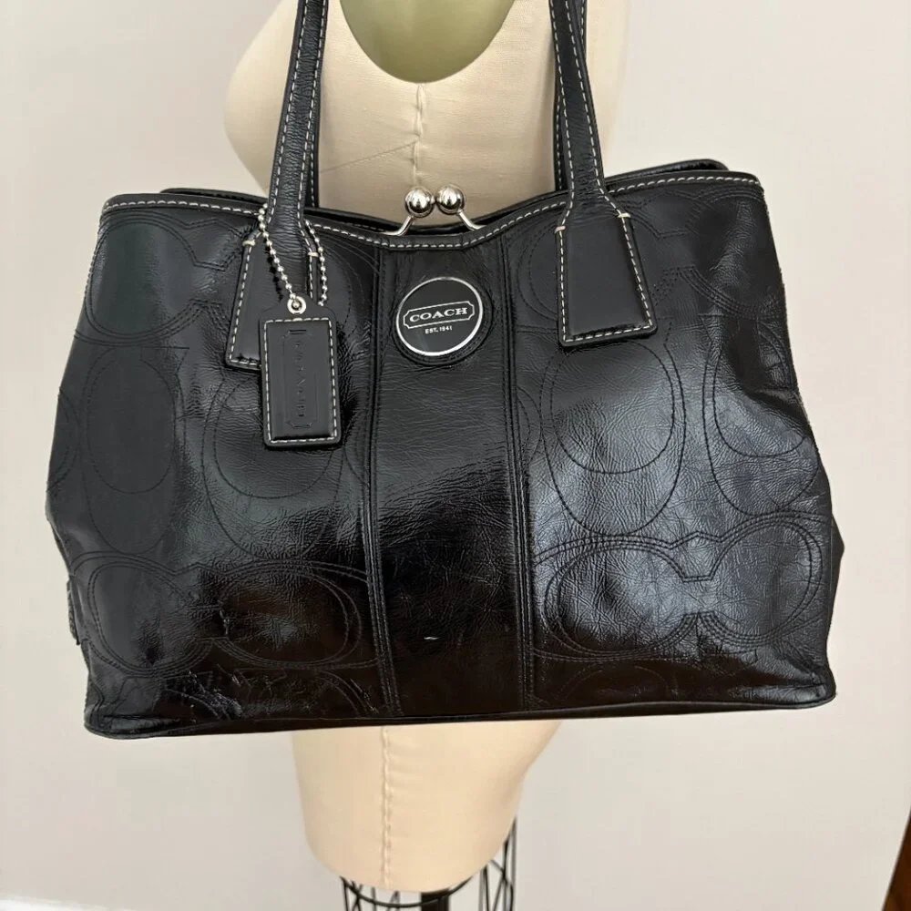 Coach Black Patent Leather Double Side Pockets Kiss Lock Closure luxury Chic
